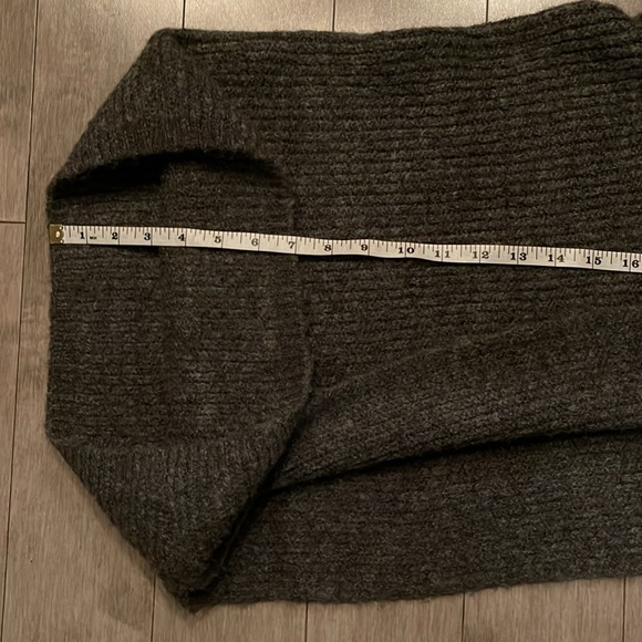 Do Everything In Love Grey Cropped Poncho. One Size - Picture 8 of 13